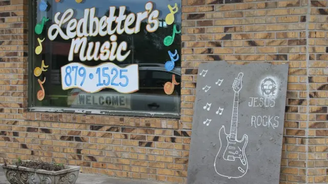 Cartel de "Jesus rocks" frente a una tienda de música en Jamestown