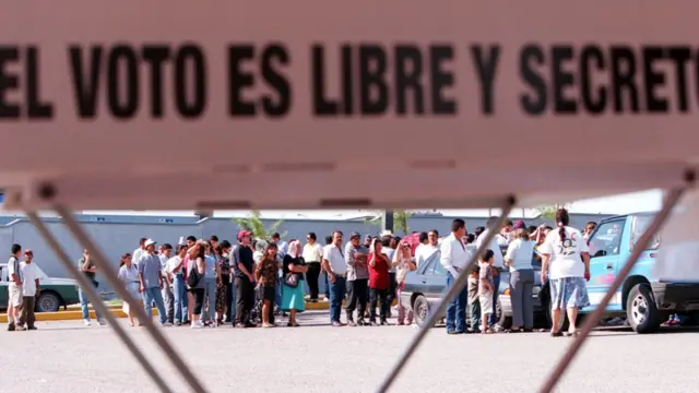 Un grupo de personas en una casilla