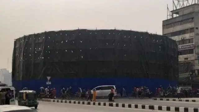 রাজধানী ঢাকার ধোলাইপাড় এলাকায় ভাস্কর্যটি স্থাপনের কাজ শেষের পথে