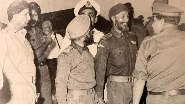 सबसे बाएं जनरल एएके नियाज़ी, सबसे दाहिने जनरल जैकब, दाहिने से दूसरे मेजर जनरल शहबेग सिंह