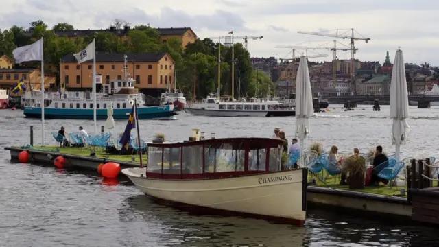 Marina com restaurantes e barcos na Suécia