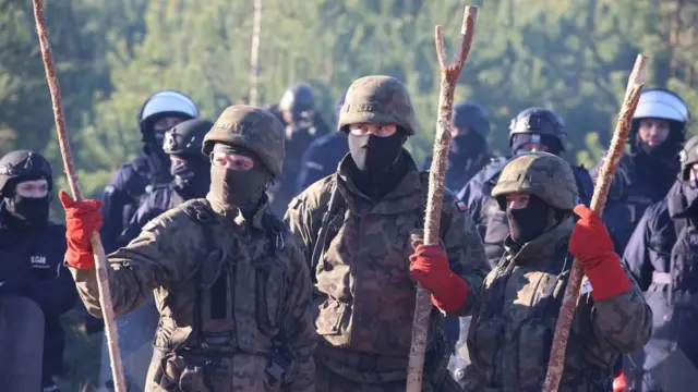 Agentes de seguridad polacos.