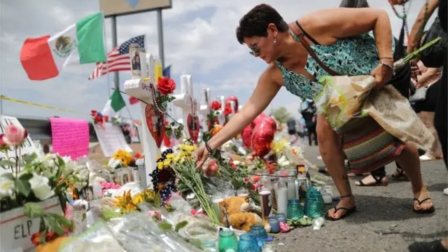 Una mujer ante una ofrenda en El Paso