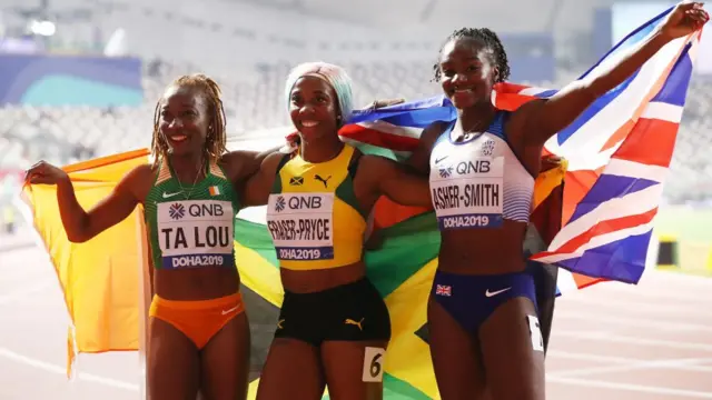 De la droite vers la gauche, la Jamaïcaine Shelly-Ann Fraser-Pryce (or), la Britannique Dina Asher-Smith (argent) et Marie-Josée Ta Lou (bronze), aux 17èmes Championnats du monde d'athlétisme, à Doha.