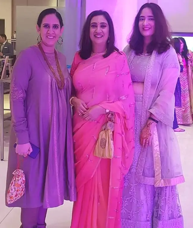 جنرل بپن راوت کی اہلیہ مدھولیکا راوت اپنی بیٹیوں کے ساتھ