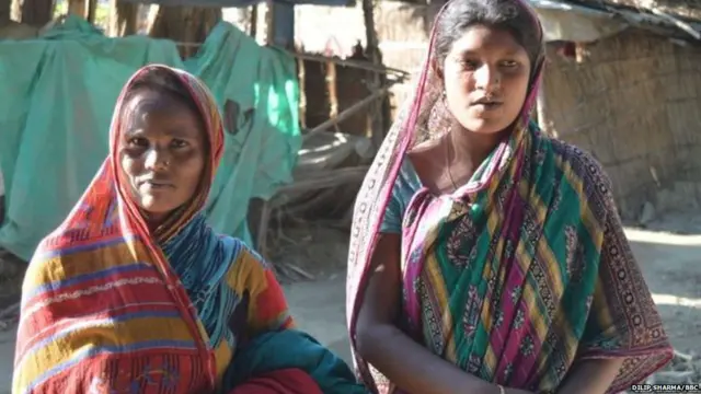 लटूरोदिया गावातील महिला