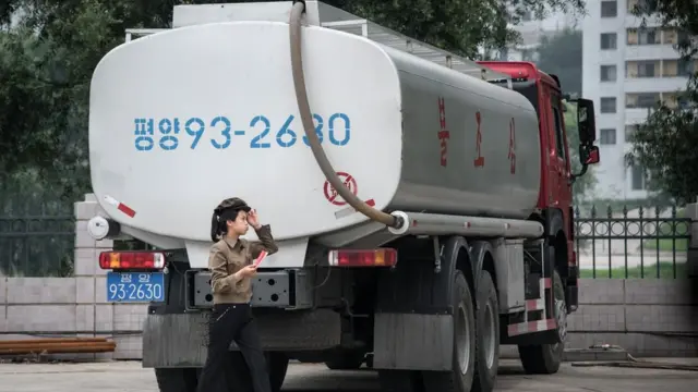 平壤某加油站内停放的油罐车（21/7/2017）