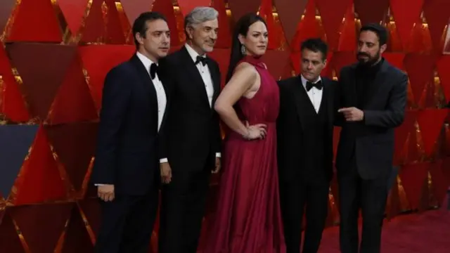 El equipo de "una mujer fantástica" en la alfombra roja.