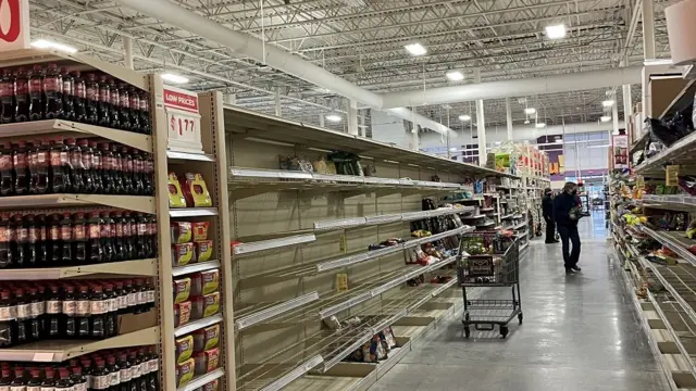 Supermercado com prateleiras vazias em Houston, no Texas, em meio à onda de frio