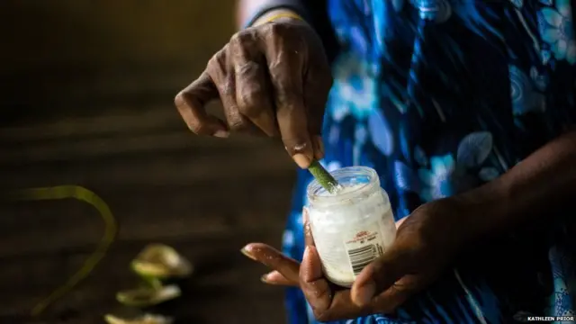 चुना आणि मोहरीच्या काडीसोबत सुपारी खाल्ली जाते.