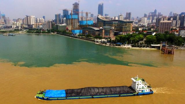 长江（棕色）和汉江（蓝色）在武汉交汇。