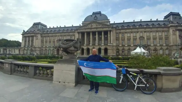 Мавлутдин ака Ўзбекистон байроғи билан