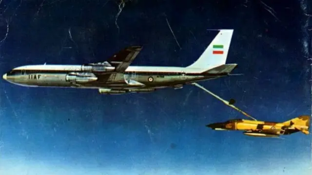 پیش از انقلاب، نیروی هوایی ایران یکی از بزرگترین ناوگانهای هواپیمای سوخترسان را در دنیا داشت شامل ۱۳ فروند بوئینگ ۷۰۷-۳جِی۹سی و ۳ فروند بوئینگ ۷۴۷-۱۳۱. این تصویر اولین سوخترسانی هوایی ایران در روز ۱۰ فروردین ۱۳۵۳ است