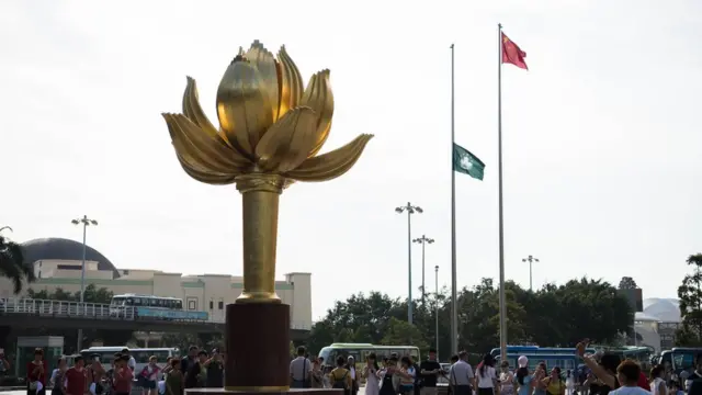 澳門金蓮花廣場上半降的特區區旗（新華社圖片25/8/2017）