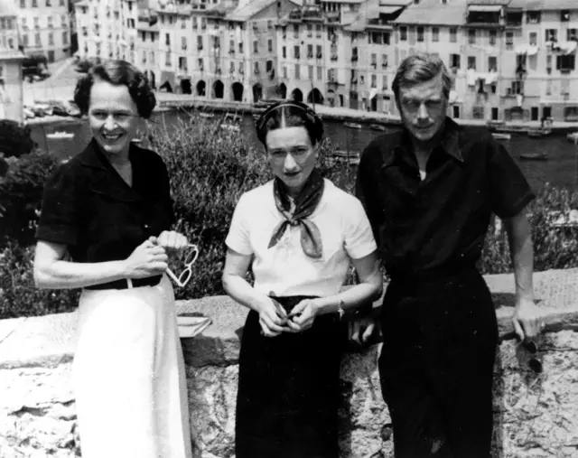 Король и Симпсон в отпуске