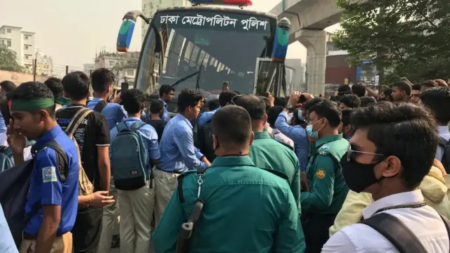 ঢাকার বিভিন্ন পয়েন্টে শিক্ষার্থীরা অবস্থান নিয়ে যান চলাচল বন্ধ করে দেয়ায় সেসব জায়গায় এবং পার্শ্ববর্তী এলাকাগুলোয় ব্যাপক যানজট তৈরি হয়।
