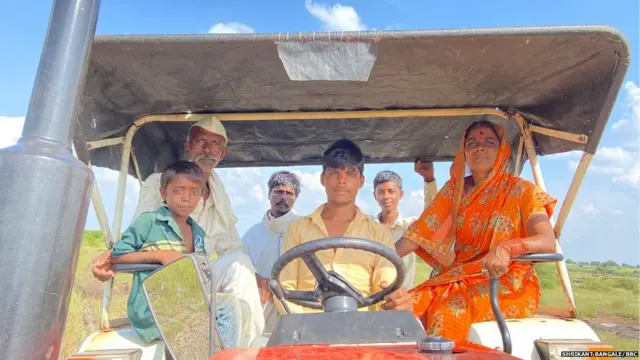 चव्हाण दाम्पत्य त्यांच्या ट्रॅक्टरसह.