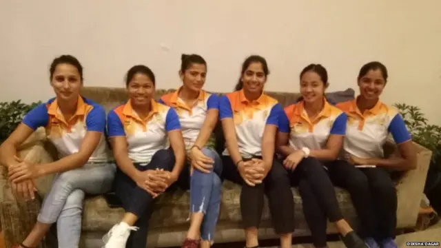 મહિલા ટીમ સાથે દીક્ષા ડાગર