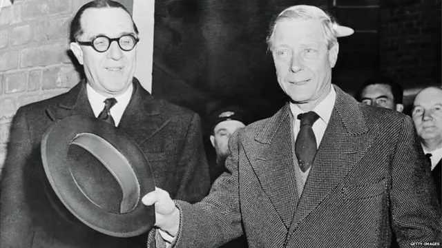 सर वॉल्टर मॉन्कटन (डावीकडे)