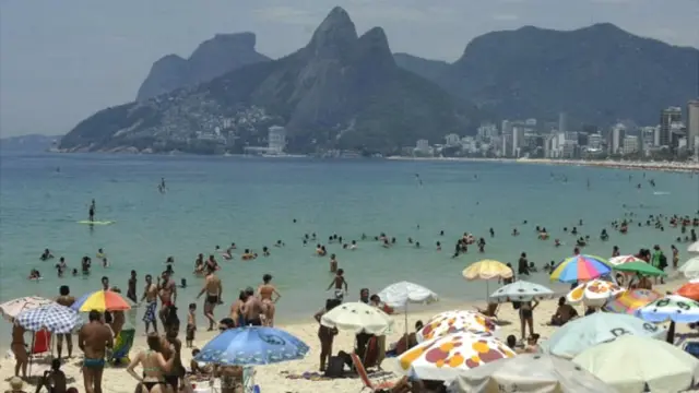 Praia carioca lotada