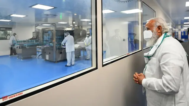 Narendra Modi visitando una fábrica de vacunas
