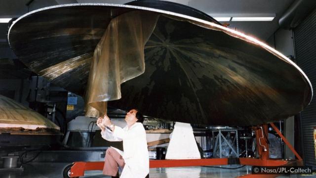 如一辆汽车大小的两艘旅行者号航天器在1977年发射升空，现正从远离太阳系的星际空间向地球发回探测数据。