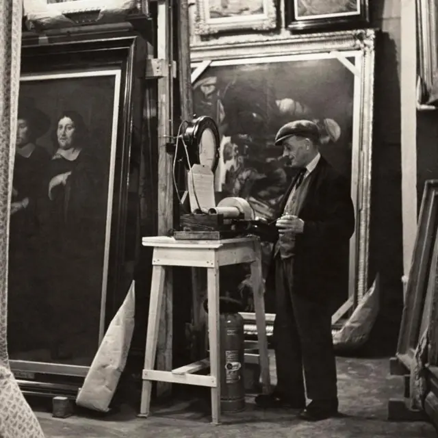 一位文物保护者在读取保存名画的房间湿度,许多用于艺术保护的技术是在马诺德被开发出来。