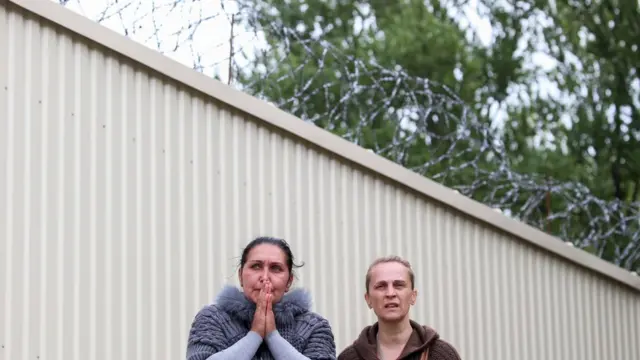 Минск. Родственники задержанных во время протестов у изолятора временного содержания