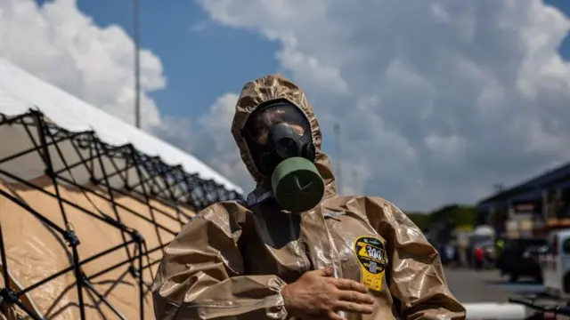 Pessoa usando traje protetor contra radioatividade