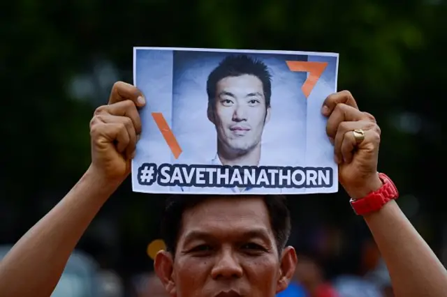 คนชูป้ายเซฟธนาธร