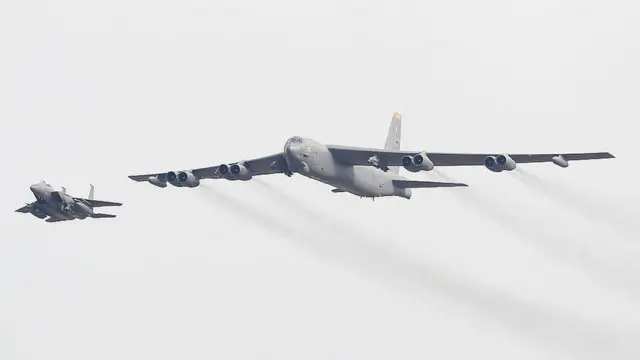 Бомбардировщик Б-52 над Южной Кореей