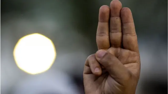 এই তিন আঙ্গুলের স্যালুট মিয়ানমারের সামরিক শাসনবিরোধী বিক্ষোভের প্রতীক হয়ে উঠেছে।