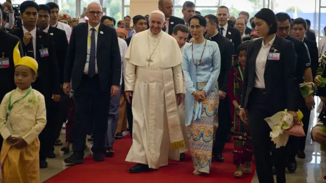 โป๊บฟรานซิสกับนางซูจี