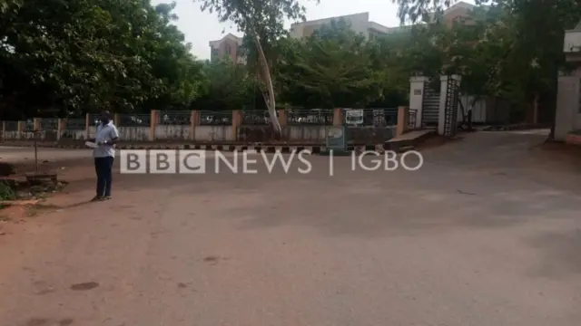 Ndị ọrụ biara ọrụ, debara aha n'akwụkwọ ma lawa be ha dịka one ntaakụkọ anyị si hụ