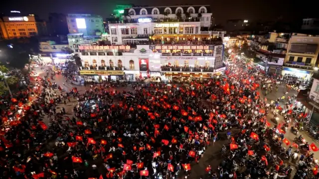 Chiến thắng của U23 Việt Nam làm người dân xuống đường ăn mừng