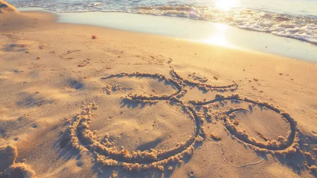 সাগর তীরে ওম চিহ্ন