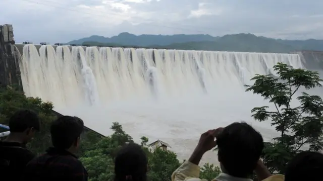 সম্প্রতি গুজরাটে এই সর্দার সরোবর প্রকল্পেরও উদ্বোধন করেছেন প্রধানমন্ত্রী মোদি