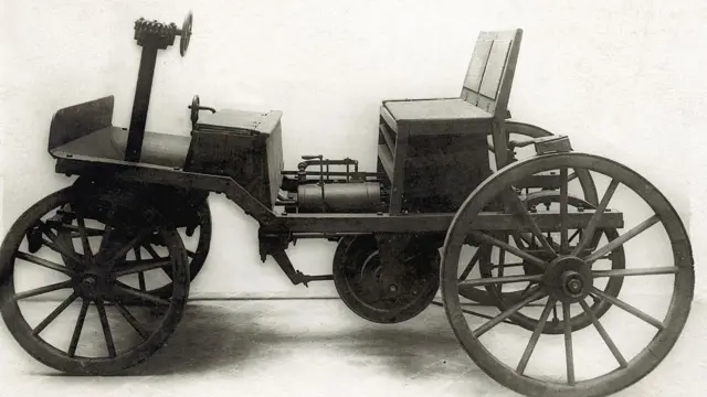 ভিয়েনায় ১৮৭৫ সালে সিগফ্রিড মার্কাসের তৈরি প্রথম পেট্রোলচালিত গাড়ি