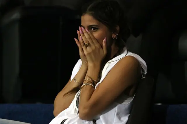 मैच देखती शाहरूख ख़ान की बेटी सुहाना