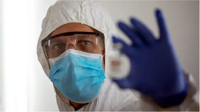 కరోనా వ్యాక్సీన్‌ తీసుకున్న తర్వాత రక్షణ ఎన్నాళ్లు ఉంటుందన్నదానిపై ఫలితాలు భిన్నంగా ఉన్నాయి