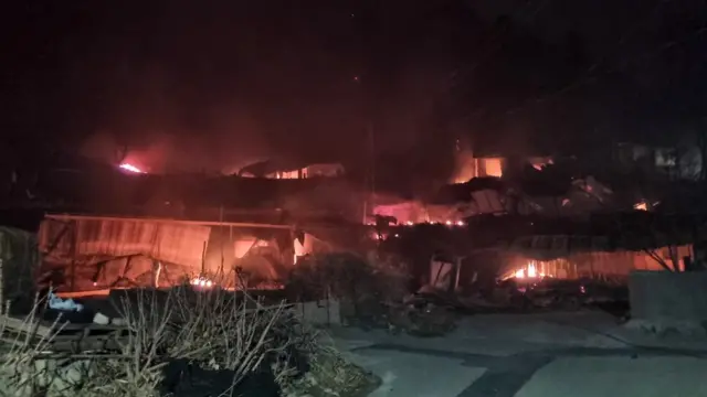 4일 강풍을 타고 마을 쪽으로 번지는 불길