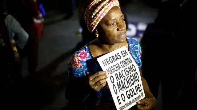 Une femme noire brésilienne descendante d'esclaves en campagne contre le racisme.
