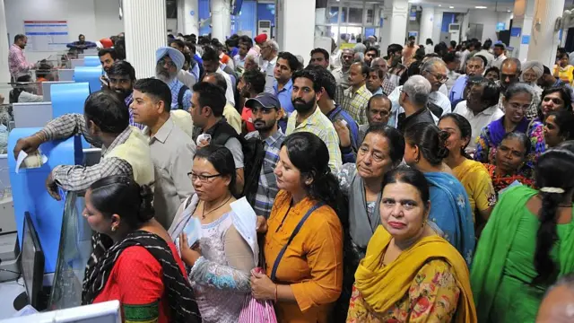 નોટ બદલાવવા માટે લાઇનમાં ઊભેલા લોકો