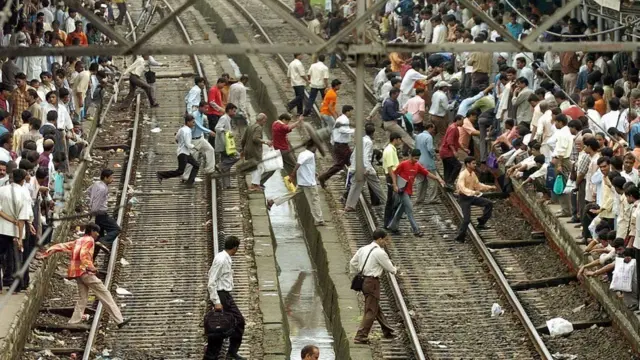 લોકલ ટ્રેનના ટ્રેક પર પાટા પાર કરતા લોકો