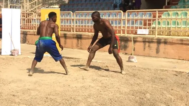 Awọn eeyan meji to n mu ẹkẹ