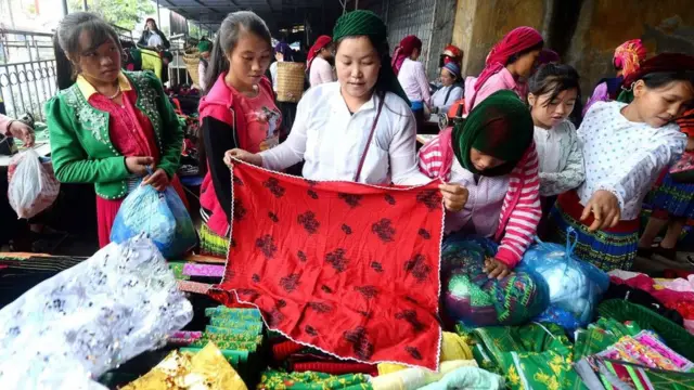 Pazar günü kurulan pazarda genç kızlar alışveriş yapıyor