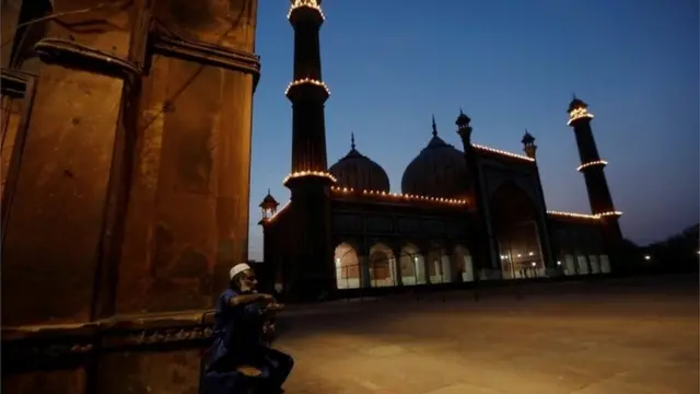 Namni tokko masgiida Jamaa jedhamu magaalaa Delhii keessatti argamu fuula duraatti yeroo faxarutti