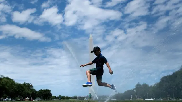 طفل يعلب في حديقة وطنية في العاصمة الأمريكية واشنطن