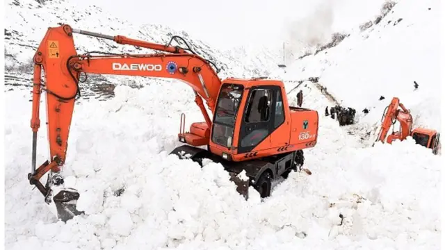 په مختلفو سیمو کې لارې د تګ راتګ په مخ بندې دي.