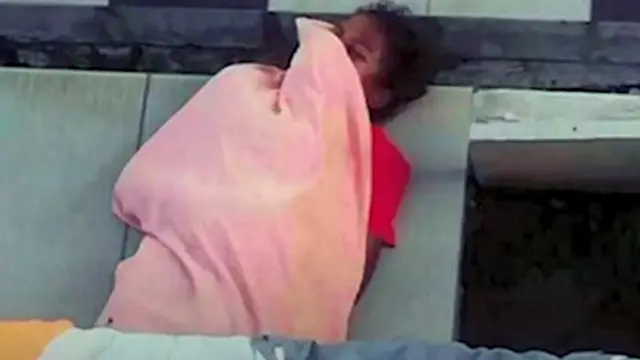 Adelina tidur di beranda bersama anjing peliharaan majikannya.